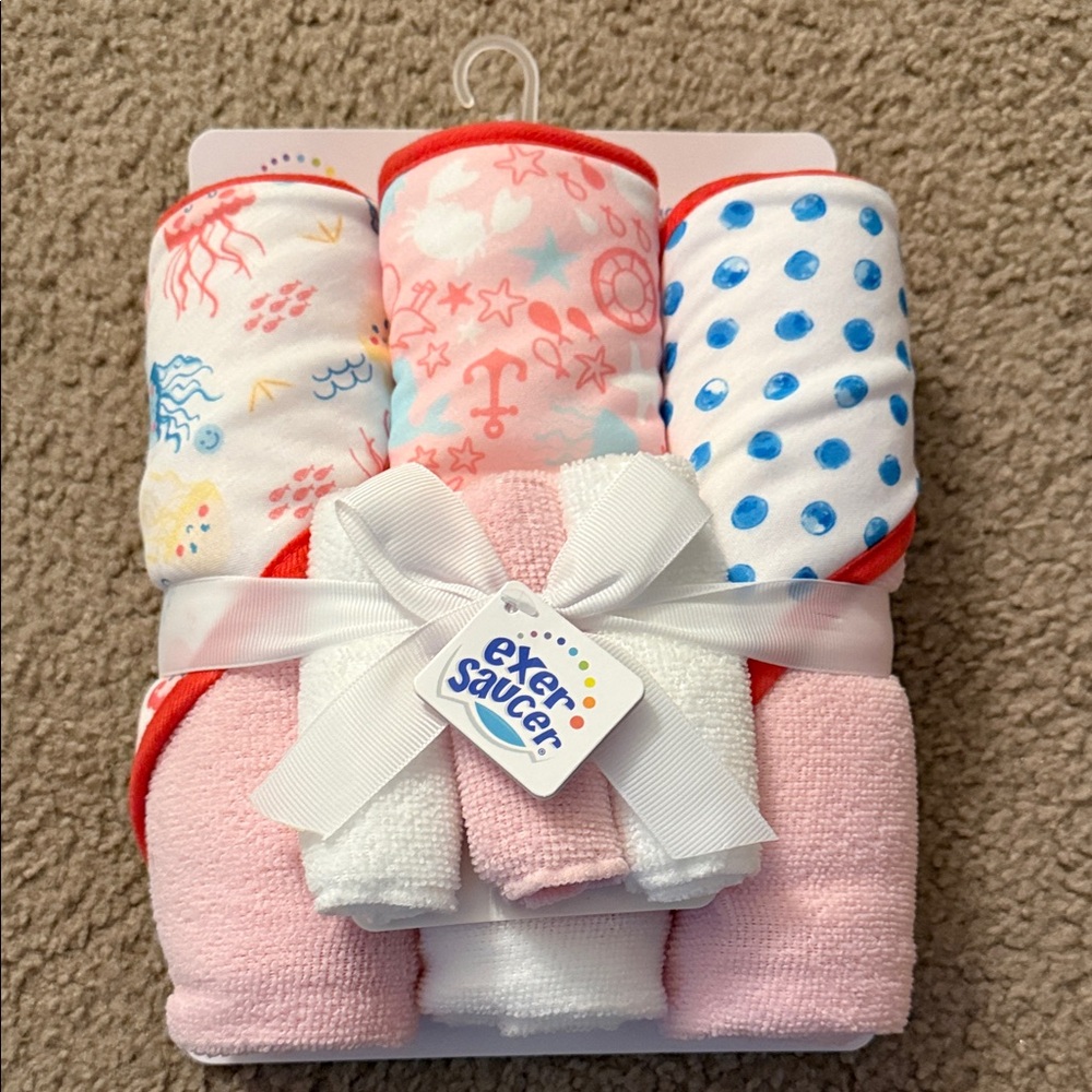 NWT ExerSaucer Hooded Towels and Washcloths